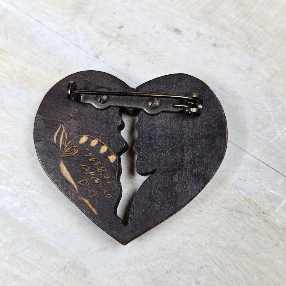Vtg Hokkaido Wood Carved Heart brooch Artist signed Rare Jewelry dated 1965 - Picture 7 of 11